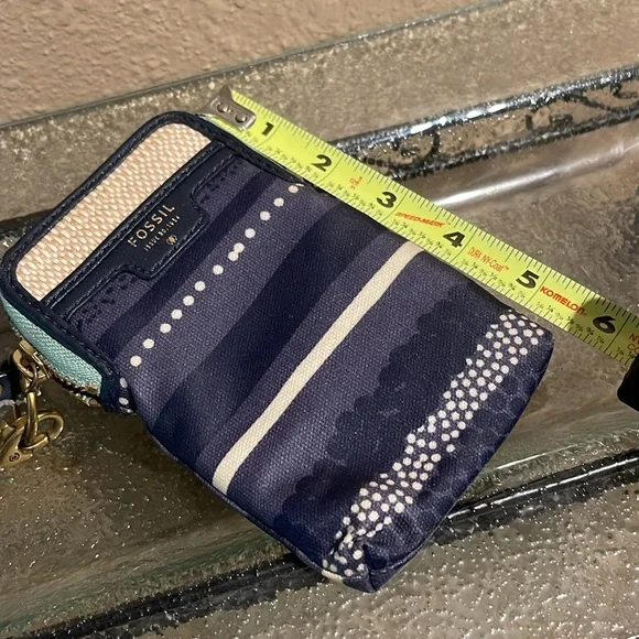 Fossil wristlet, phone holder, and credit cards - Picture 3 of 5